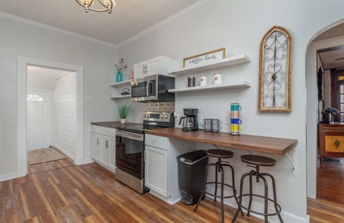 Lebanon Casa | Gorgeous Victorian home 40min from Lake Ozarks!!