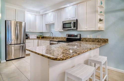 Sanibel Condominio | Gorgeous views from this updated two bedroom two bathroom Gulf Front Condo