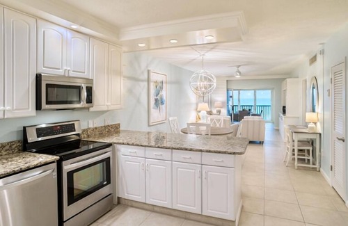 Sanibel Condominio | Gorgeous views from this updated two bedroom two bathroom Gulf Front Condo