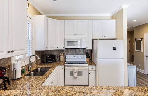 St. James Condominio | Gorgeous Views of the St James Marina from this 1st Floor Dog Friendly Condo