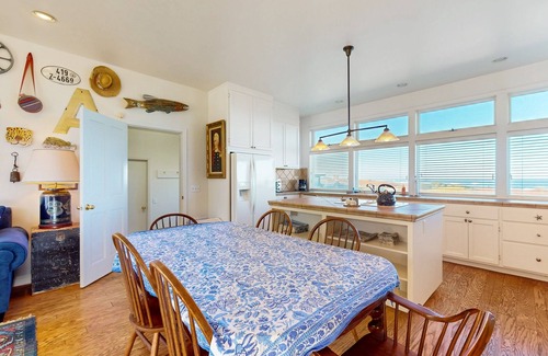 Fort Bragg Casa | Hermosa casa frente al mar con fácil acceso a la playa, wifi gratis y mucho más.