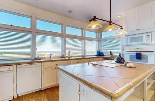 Fort Bragg Casa | Hermosa casa frente al mar con fácil acceso a la playa, wifi gratis y mucho más.