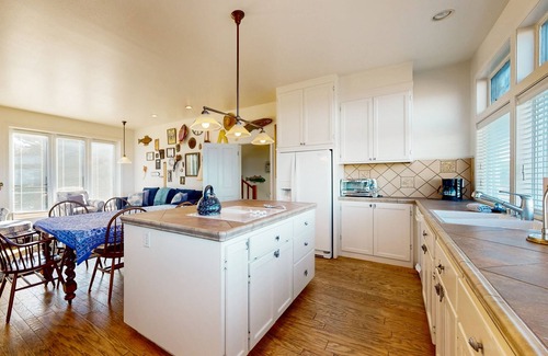 Fort Bragg Casa | Hermosa casa frente al mar con fácil acceso a la playa, wifi gratis y mucho más.