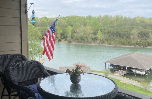 Huddleston Condominio | Gorgeous waterfront 2 bed 2 bath condo full amenities Mariners Landing resort