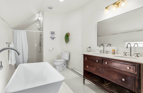 Detroit Casa | Gorgeous West Village Stunner 5 Bedroom Home by RedAwning