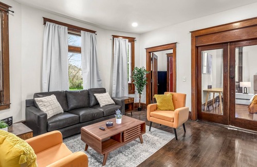 Detroit Casa | Gorgeous West Village Stunner 5 Bedroom Home by RedAwning