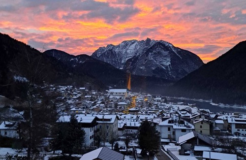 Auronzo di Cadore Apartamento | Gorgeous wooden attic room with wonderful view of Lake Auronzo