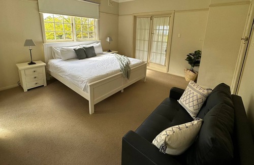 Grose Vale Casa | Gorgeous Yellow Garden Villa, Beautiful Family Home Surrounded by Gardens