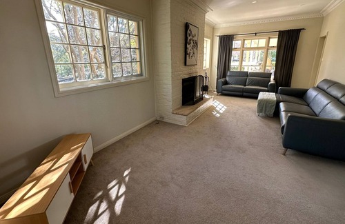 Grose Vale Casa | Gorgeous Yellow Garden Villa, Beautiful Family Home Surrounded by Gardens