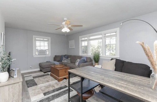 Northeast Virginia Beach Casa | GORGEOUSLY RENOVATED APT STEPS AWAY FROM THE BEACH