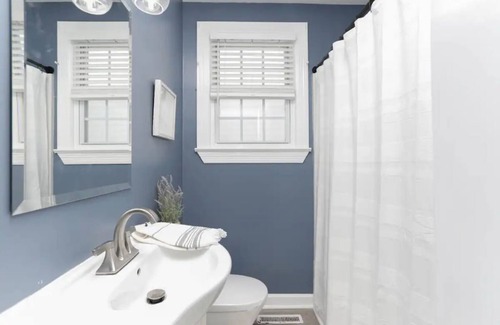 Northeast Virginia Beach Casa | GORGEOUSLY RENOVATED APT STEPS AWAY FROM THE BEACH