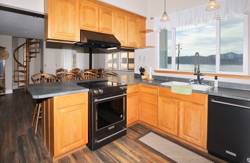 Clearlake Casa | Gorguous and spacious home with panoramic views in Clearlake.