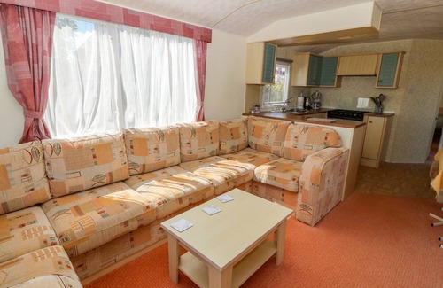 Cemaes Bay Cabaña | GORPHWYSFA CARAVAN, pet friendly, with a garden in Cemaes Bay