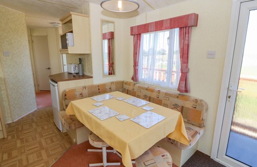 Cemaes Bay Cabaña | GORPHWYSFA CARAVAN, pet friendly, with a garden in Cemaes Bay