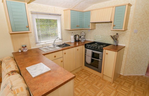 Cemaes Bay Cabaña | GORPHWYSFA CARAVAN, pet friendly, with a garden in Cemaes Bay