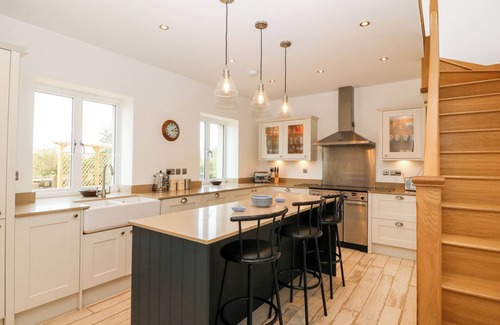 Beaumaris Cabaña | GORPHWYSFA, pet friendly, country holiday cottage in Llanddona