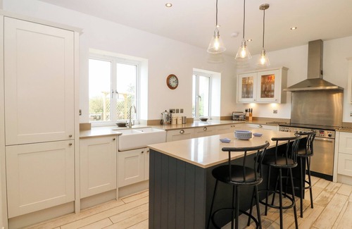 Beaumaris Cabaña | GORPHWYSFA, pet friendly, country holiday cottage in Llanddona