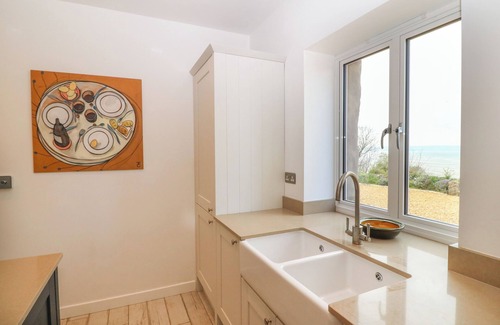 Beaumaris Cabaña | GORPHWYSFA, pet friendly, country holiday cottage in Llanddona