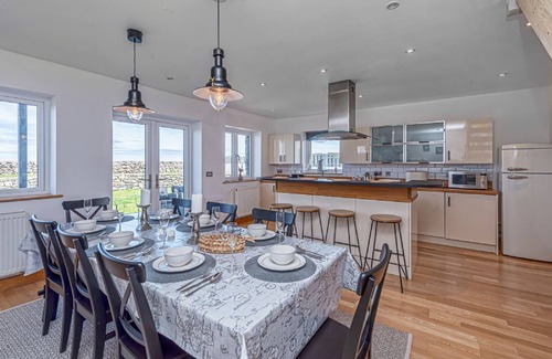 Cemaes Bay Cabaña | Gorwel Manaw - a cottage that sleeps 6 guests in 4 bedrooms