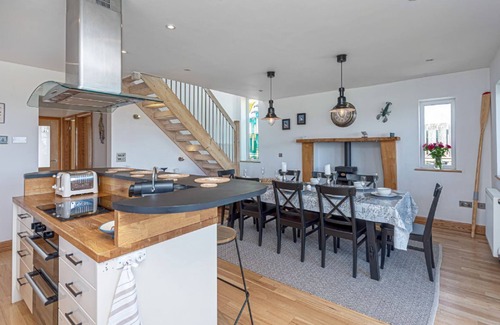 Cemaes Bay Cabaña | Gorwel Manaw - a cottage that sleeps 6 guests in 4 bedrooms