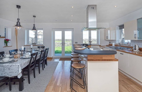 Cemaes Bay Cabaña | Gorwel Manaw - a cottage that sleeps 6 guests in 4 bedrooms