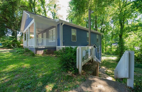 East Point Apartamento | Got My Peaches Out Georgia Manor Near Downtown by Lokal Stays