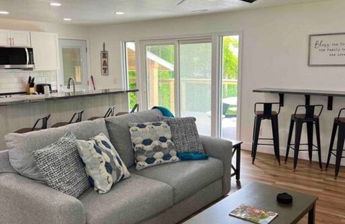 Geneva-on-the-Lake Casa | GOTL - Hot Tub - Wine Tours - Sunset Vacation Rentals