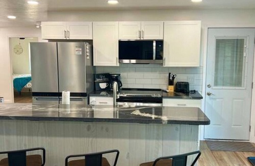 Geneva-on-the-Lake Casa | GOTL - Hot Tub - Wine Tours - Sunset Vacation Rentals