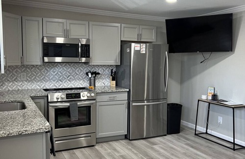Geneva-on-the-Lake Apartamento | GOTL Strip Suite #3- Sunset Vacation Rentals