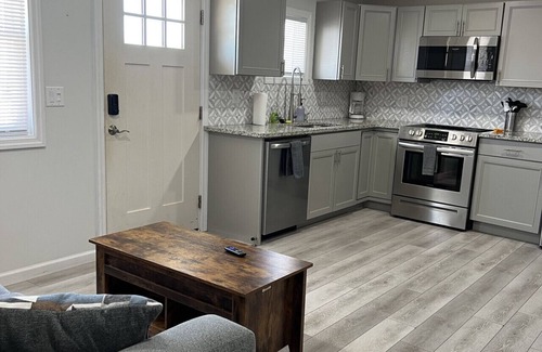 Geneva-on-the-Lake Apartamento | GOTL Strip Suite #3- Sunset Vacation Rentals