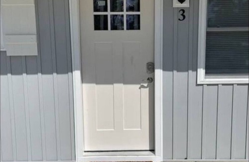 Geneva-on-the-Lake Apartamento | GOTL Strip Suite #3- Sunset Vacation Rentals