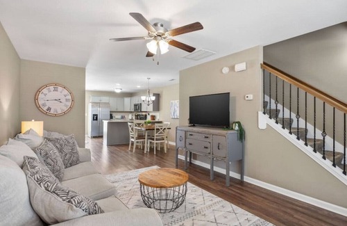 Clarksville Apartamento | Governor's Getaway| Cozy 2 BR Near DT & Hospital