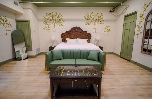 Biloxi Hotel | Government St. Balcony Suite 209