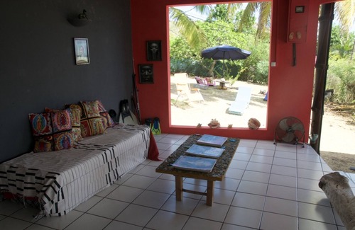 La Desirade Casa | la casa azul y su jardín