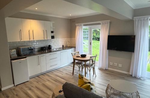 Constantia Apartamento | Grace Suite - charming 1 bed suite with Solar
