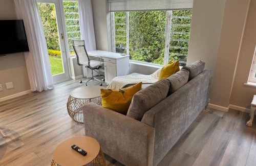 Constantia Apartamento | Grace Suite - charming 1 bed suite with Solar