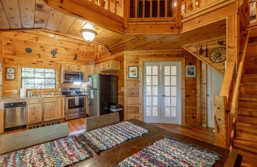 Trenton Casa | Grady`s Hideaway | Rustic Cabin + Private Hot Tub | Sleeps 4