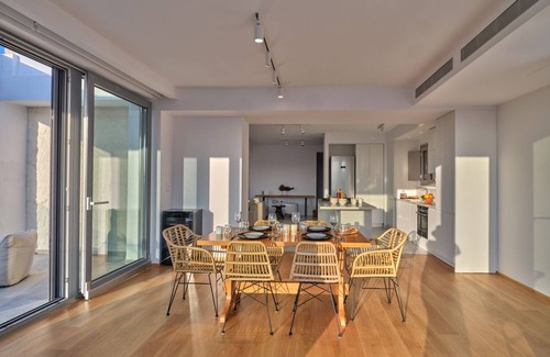 Paros Villa | Grand Ambassador Villa - A modern villa just above famous Santa Maria beach