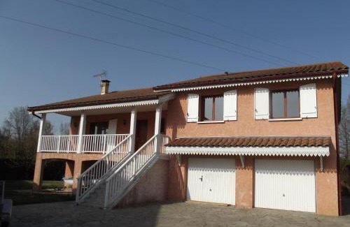 Mionnay Apartamento | Grand Appartement avec cheminée dans maison, parking gratuit