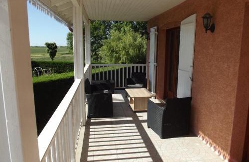 Mionnay Apartamento | Grand Appartement avec cheminée dans maison, parking gratuit