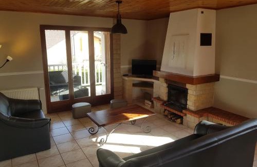 Mionnay Apartamento | Grand Appartement avec cheminée dans maison, parking gratuit
