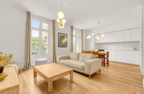 Guilhemery Apartamento | Grand Appartement Lumineux - Parking Privé - Clim