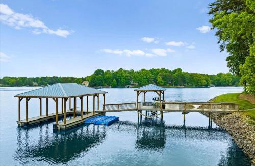 Mooresville Casa | Grand Bay w/Hot Tub, 440' Shoreline & Optional Boat Rental