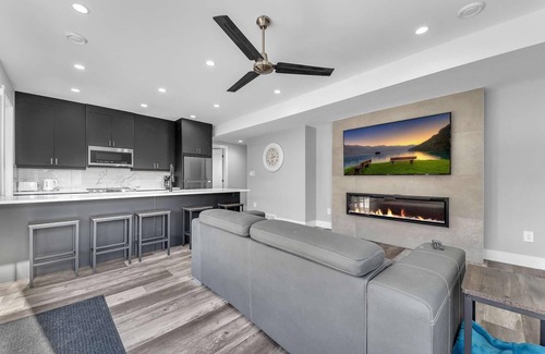 Grand Bend Casa | Grand Bend Modern Living 5 Bedrooms and Walk to the Beach
