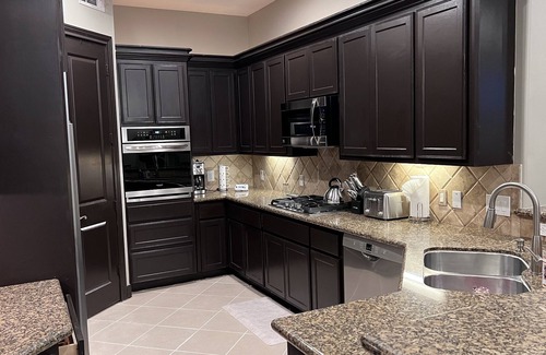 MacGregor Casa | "Grand Chateau By Lujan 2" - A Luxury Home near the Medical Center