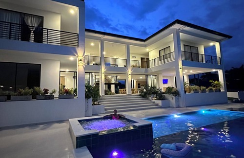 Montenegro Villa | Grand Cypress Luxury Home Amazing location/ outdoor Pool, free Wifi , Terraza