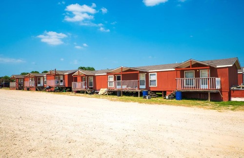 Nixon Hotel | Grand Eagle Ford Lodge & RV Park