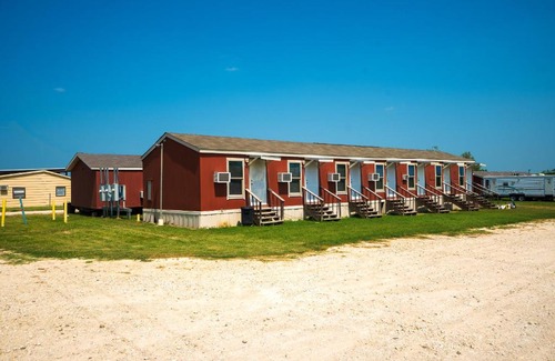 Nixon Hotel | Grand Eagle Ford Lodge & RV Park