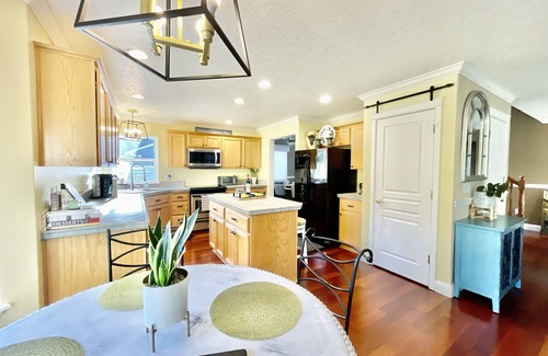 Beaverton Casa | Grand Entryway Vaulted ceiling near Nike Intel 7 beds w/ 10% Discount for 7 Days