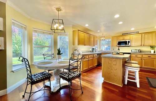 Beaverton Casa | Grand Entryway Vaulted ceiling near Nike Intel 7 beds w/ 10% Discount for 7 Days